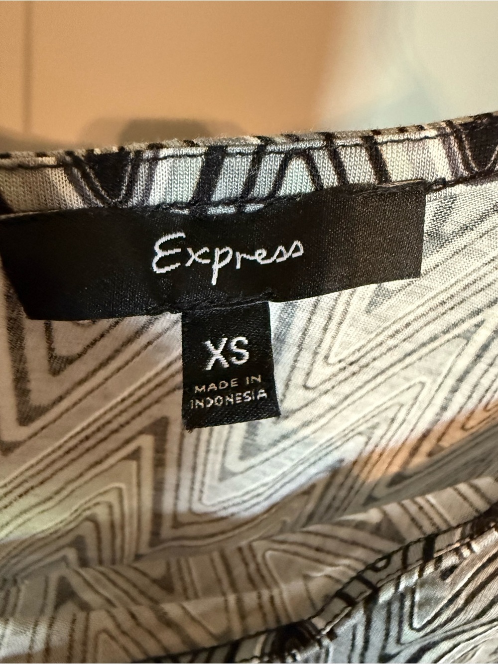 Express Black & White One-Shoulder Zigzag Top - Picture 6 of 6